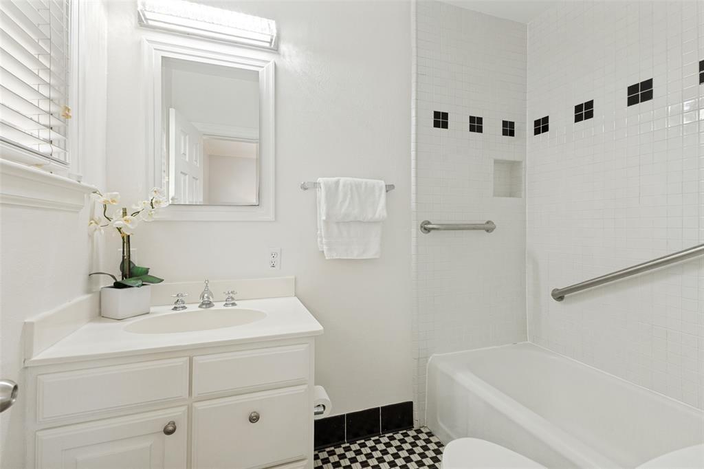 Ensuite bathroom offering a shower/tub combo.
