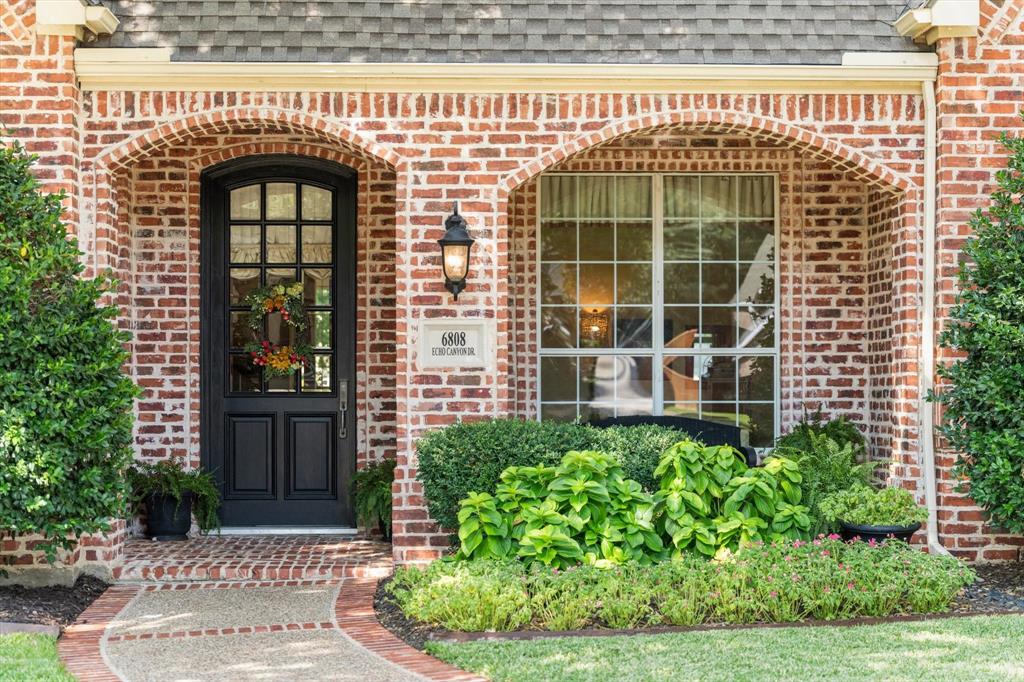 Charming front porch, take a seat!