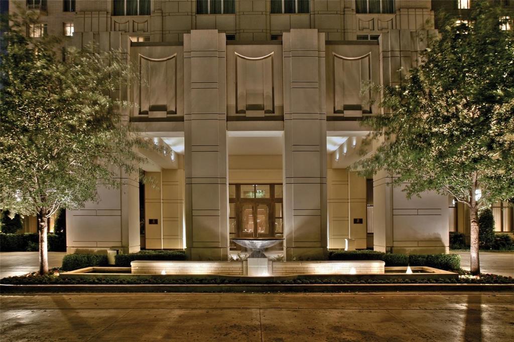 Grand Entry Porto Cochere with fountain.