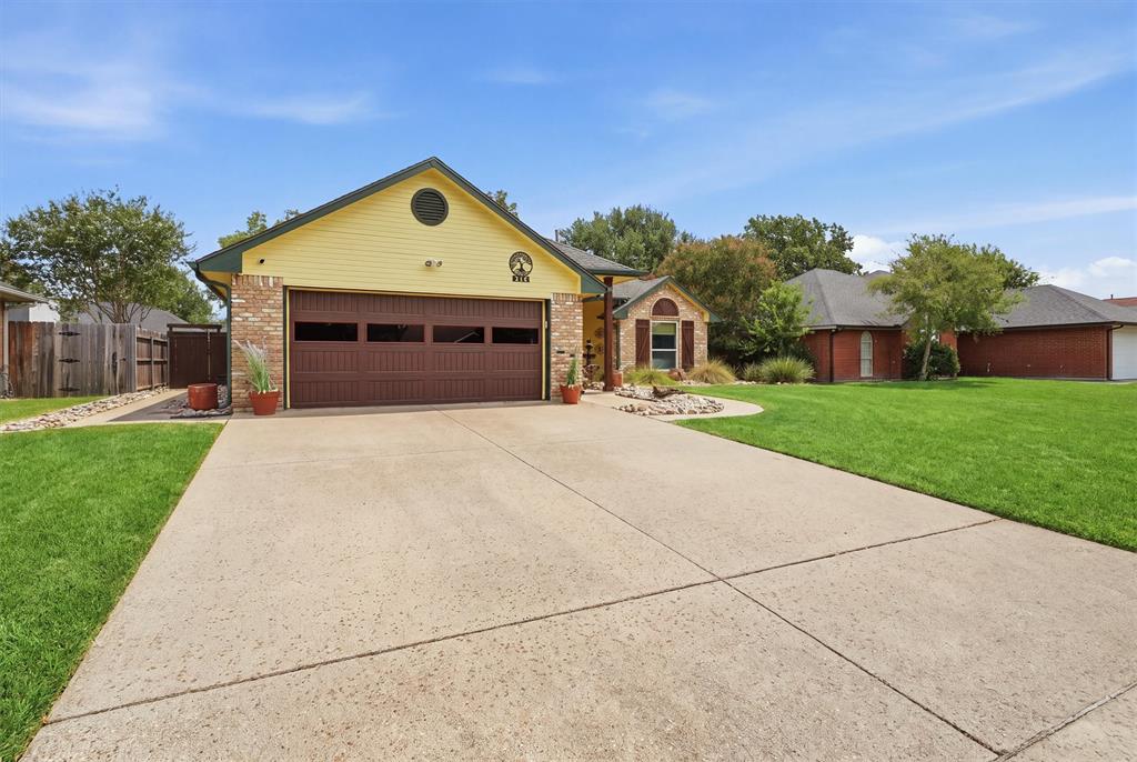 215 Morene Avenue, Waxahachie, TX 75165
