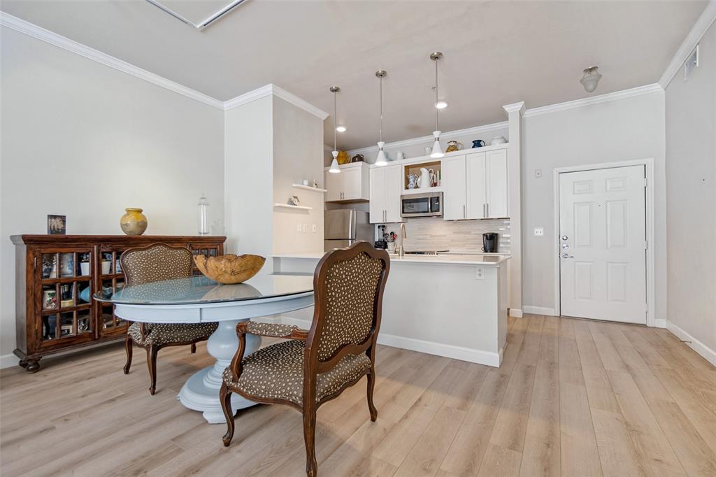 Great dining area with breakfast bar - perfect for entertaining!