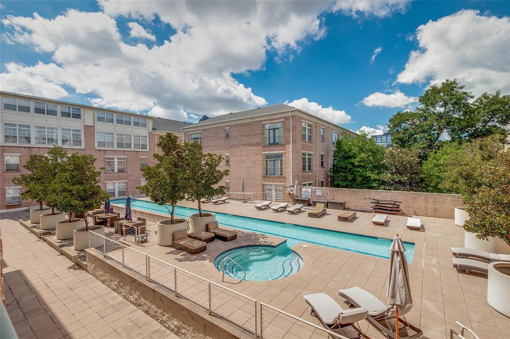 Overall of the pool area - great for entertaining!