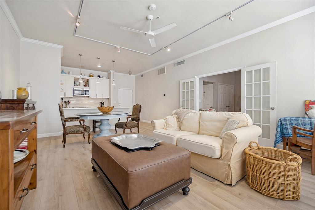 Lots of space to enjoy this Uptown lilfestyle!