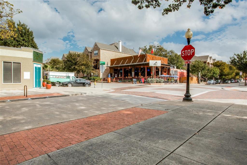 State Thomas neighborhood with easy access to restaurants, grocery & sports bars.