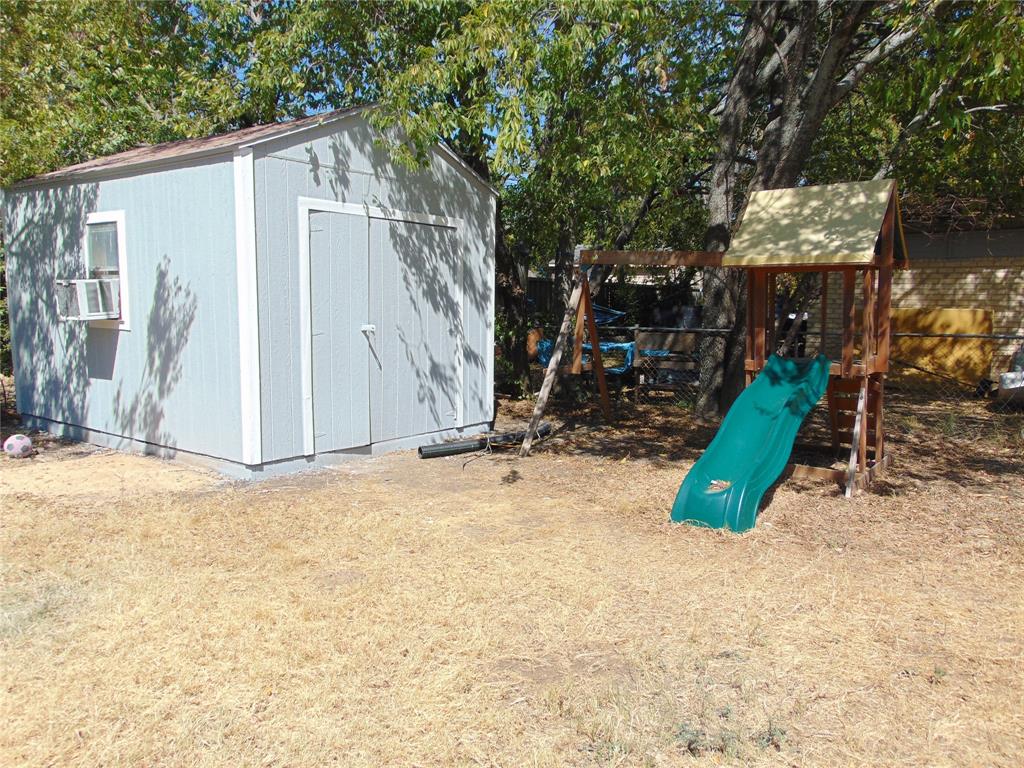 comes with shed and playset. comes with shed and playset.
