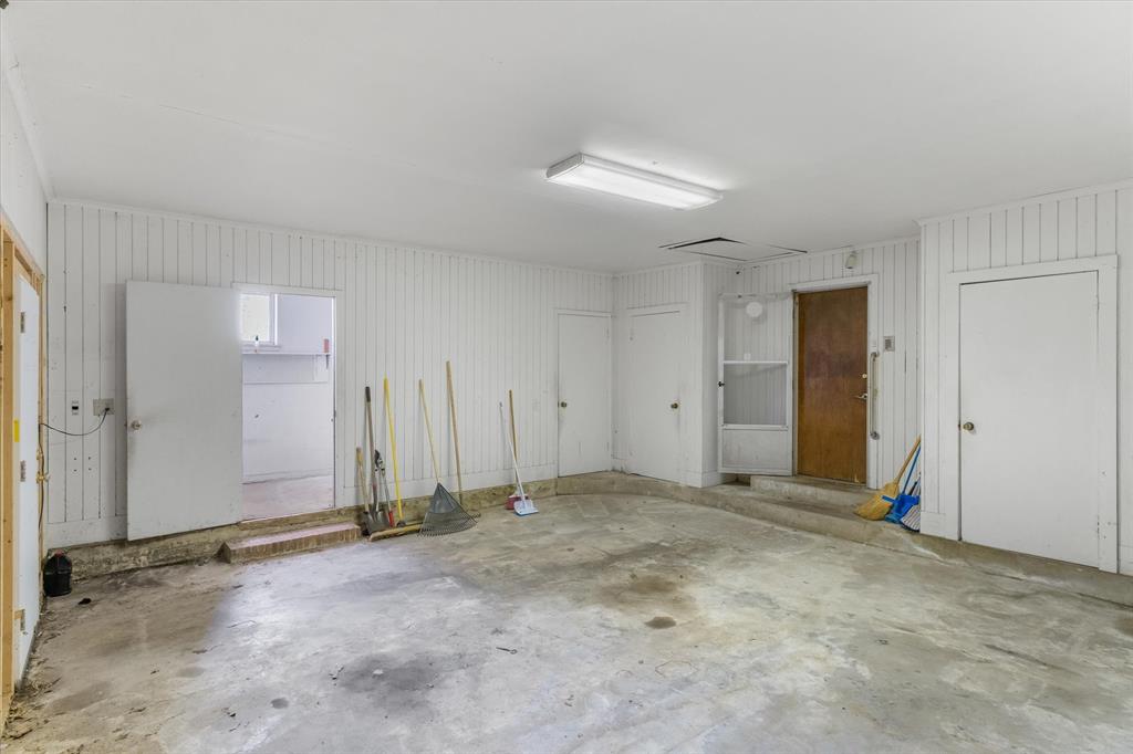 Enclosed Garage/flex space!