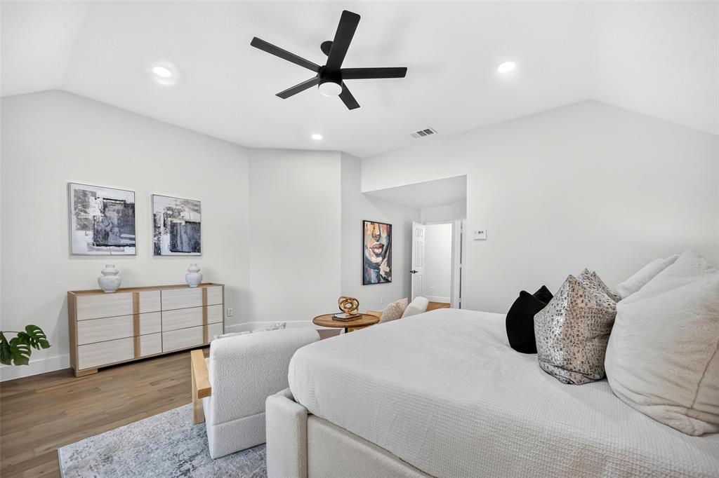 Vaulted ceiling with recessed lighting and a ceiling fan