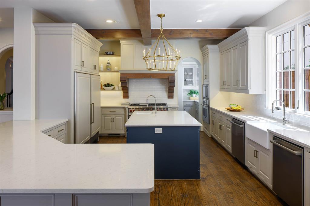 Gourmet eat-in kitchen