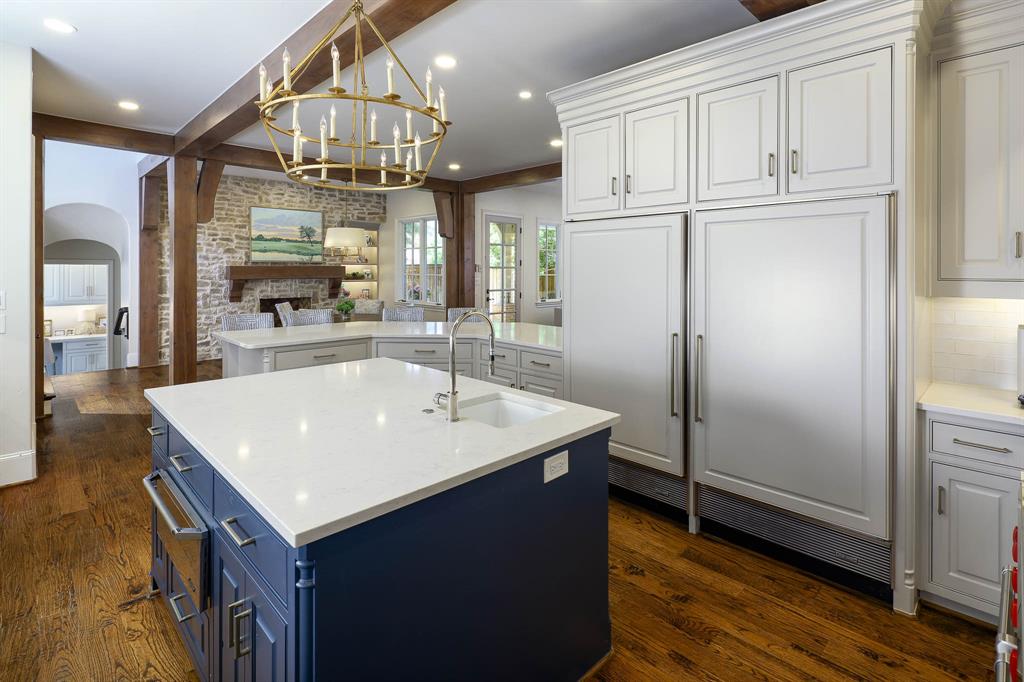 Gourmet eat-in kitchen