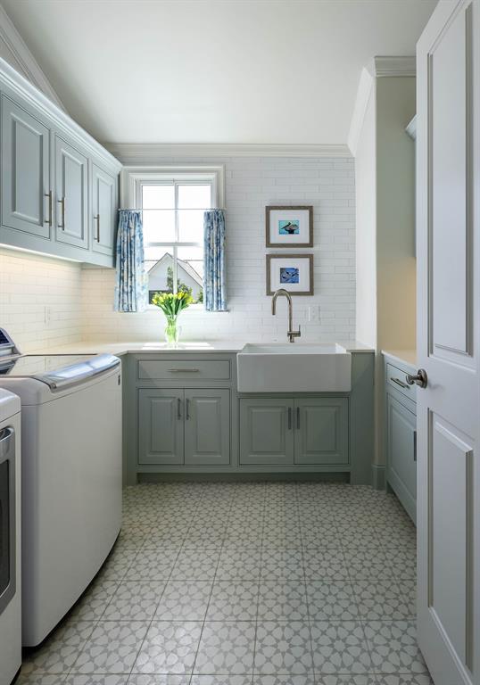 Utility room with sink and tile backsplash and flooring
