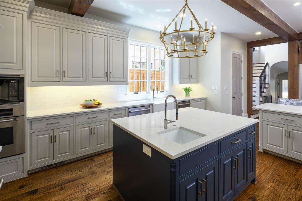 Gourmet eat-in kitchen