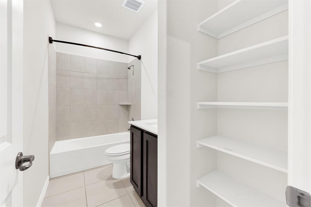 Plenty Of Storage In This Full Bath, Making Guests and Family Feel Welcome.