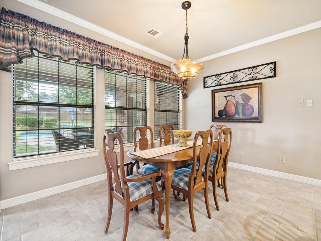 Spacious breakfast area with views of the back yard. Spacious breakfast area with views of the back yard.