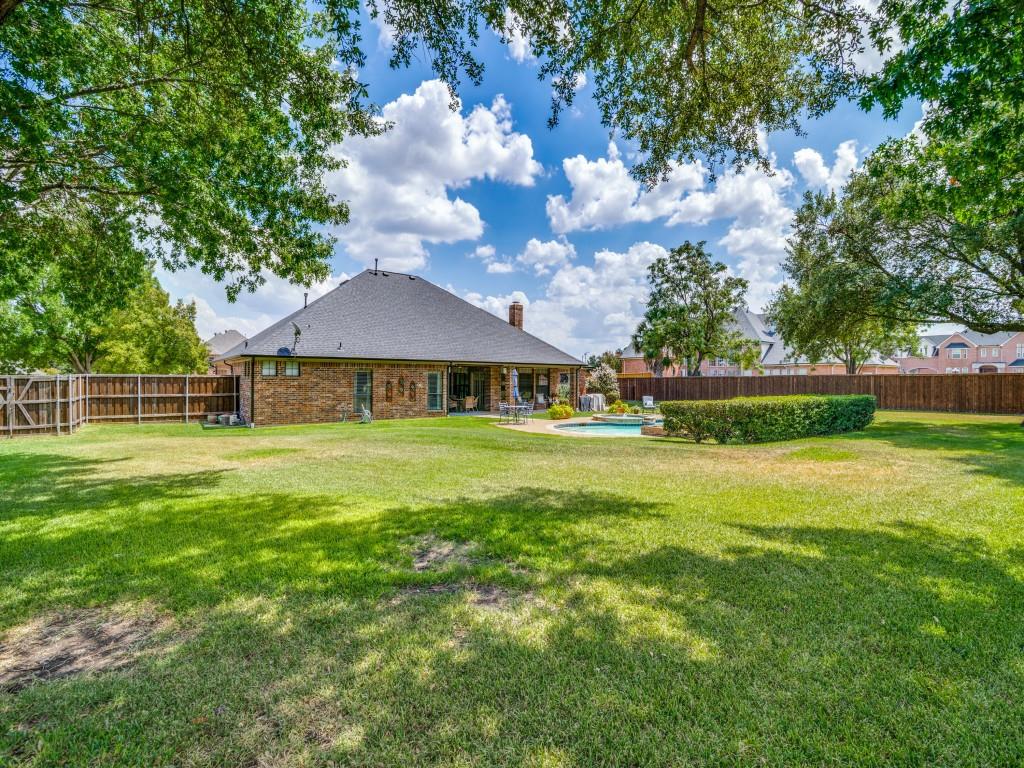 Large back yard has plenty of room to run and play!