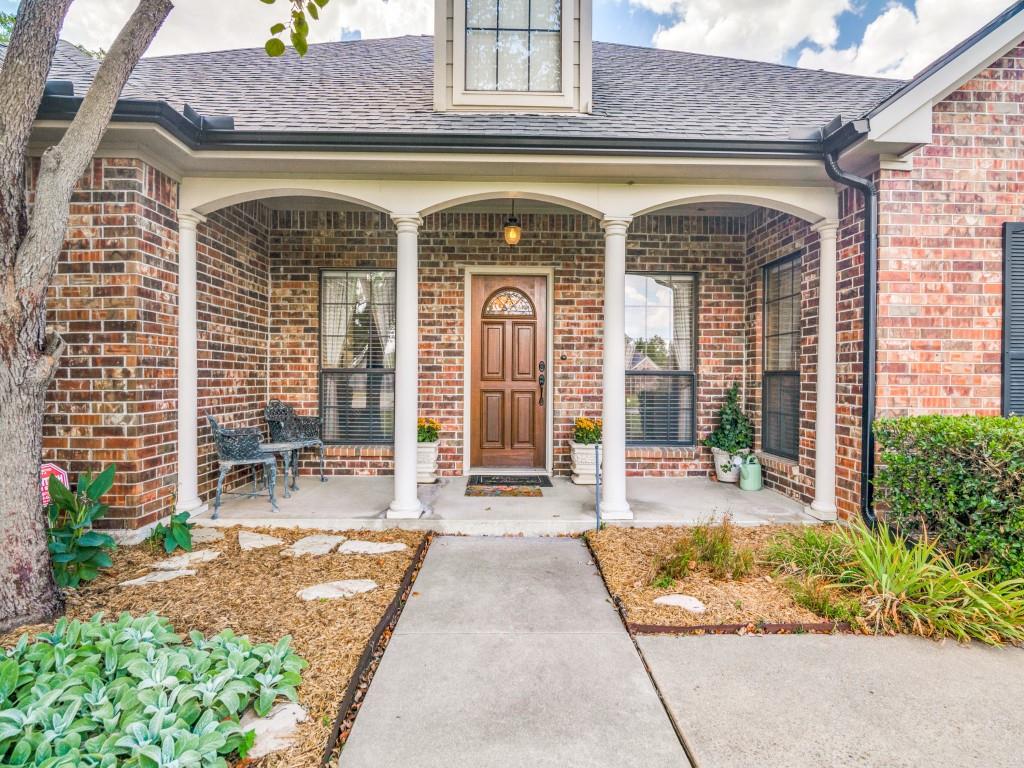Welcoming front entry with arches and columns. Welcoming front entry with arches and columns.