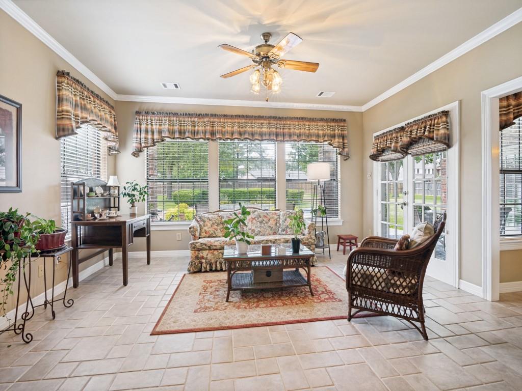 Abundant natural light in this sun room with panoramic views of the pool and back yard. Abundant natural light in this sun room with panoramic views of the pool and back yard.