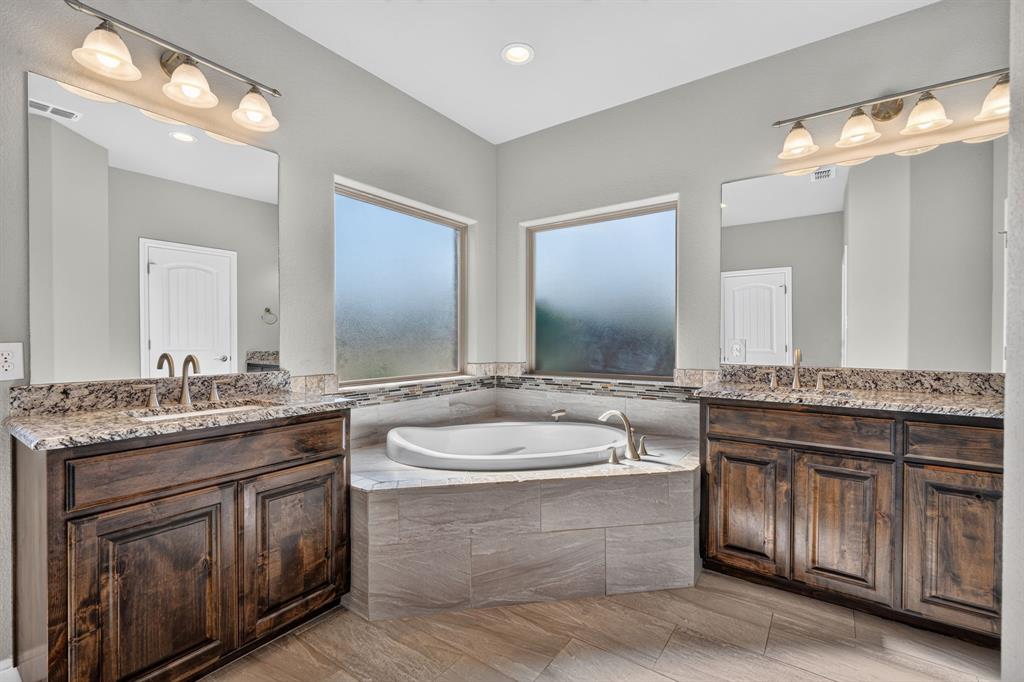305 Donna Circle, Granbury, TX 76049