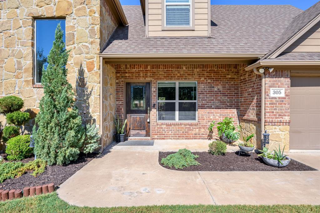 305 Donna Circle, Granbury, TX 76049