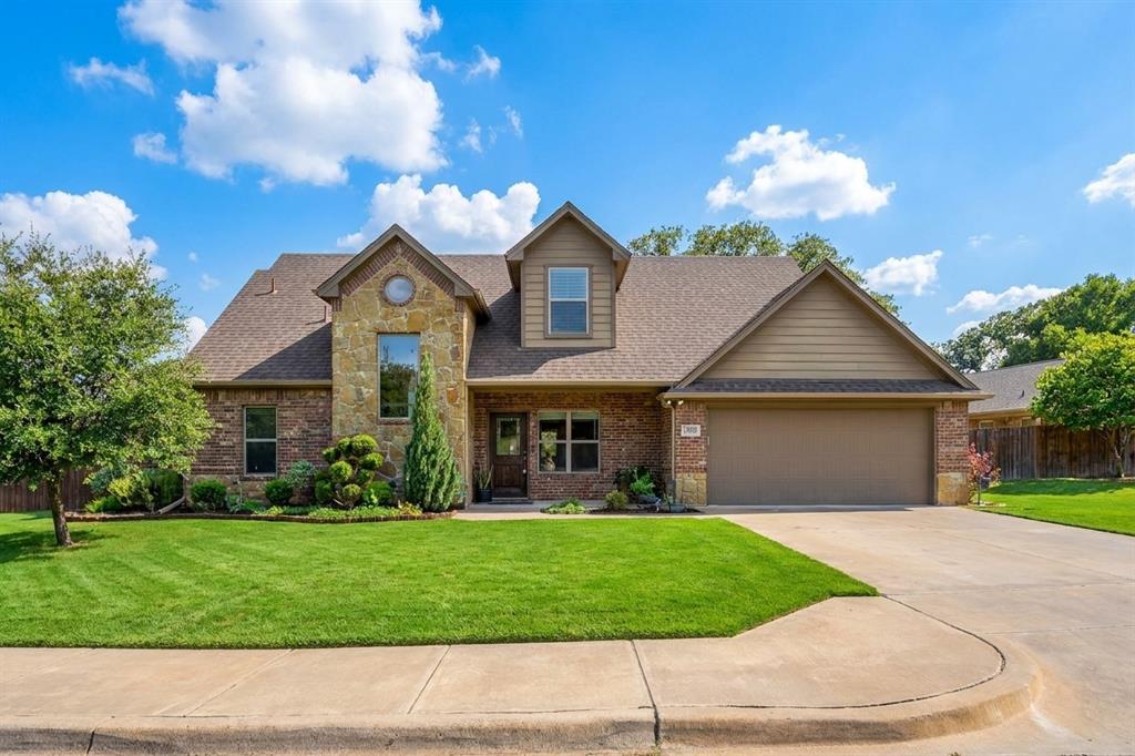 Corner lot with easy access to playground and basketball court. Grass virtually enhanced. Corner lot with easy access to playground and basketball court. Grass virtually enhanced.