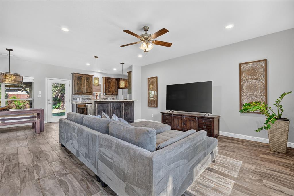 305 Donna Circle, Granbury, TX 76049