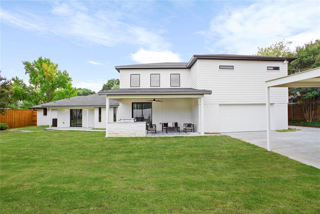 Oversized Lot with Built in Grill on Patio