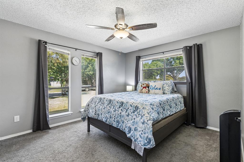 Textured ceiling with a ceiling fan light fixture
