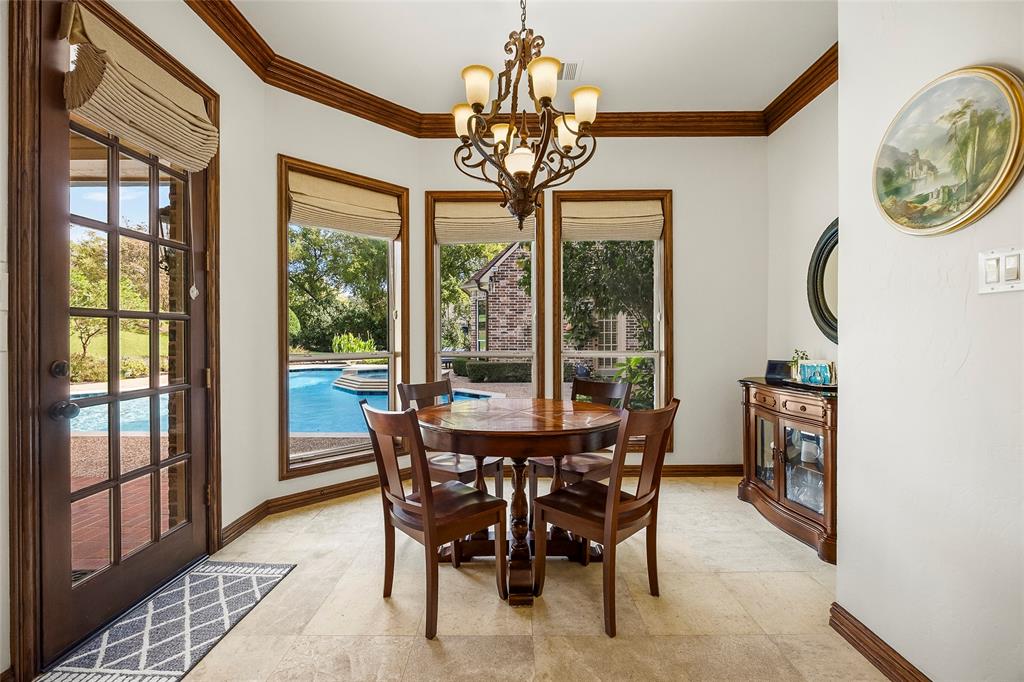 Charming breakfast area with beautiful views of the surrounding landscape.