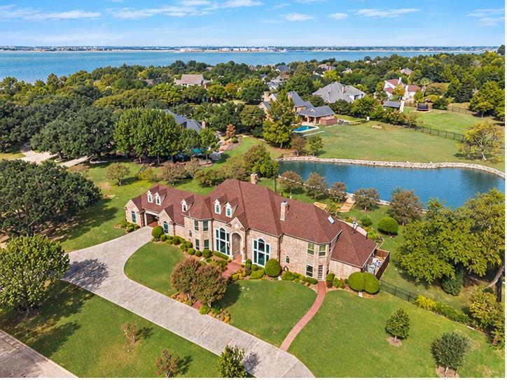Beautifully situated on a landscaped one-acre lot in Heath’s desirable Moraine neighborhood.