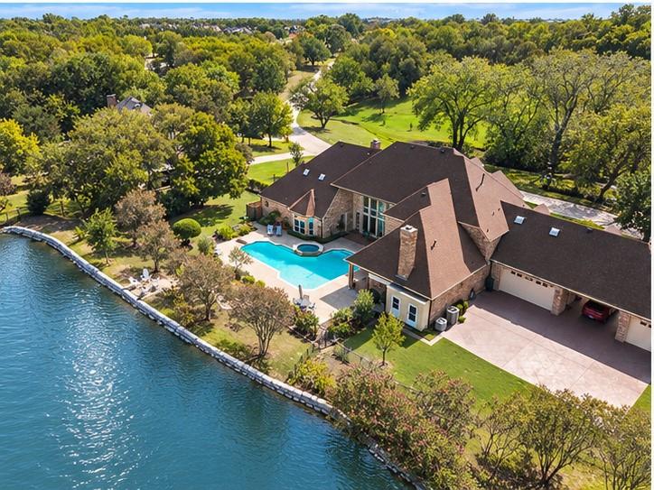 A bird’s-eye view of the property’s spacious setting .