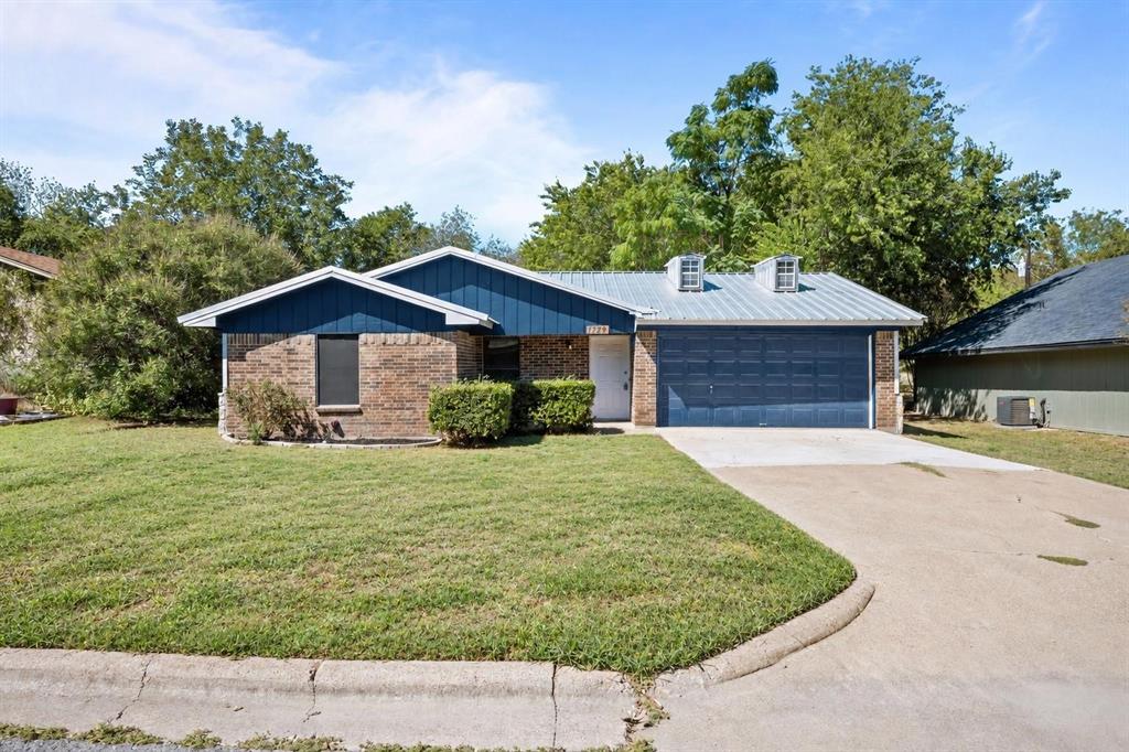 1729 W Doyle Street, Granbury, TX 76048