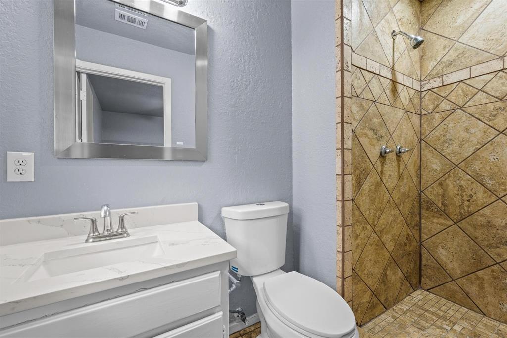 1729 W Doyle Street, Granbury, TX 76048
