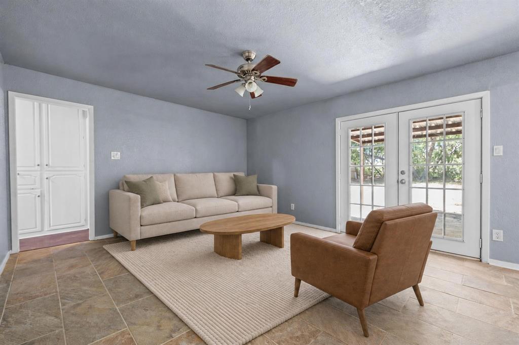 1729 W Doyle Street, Granbury, TX 76048