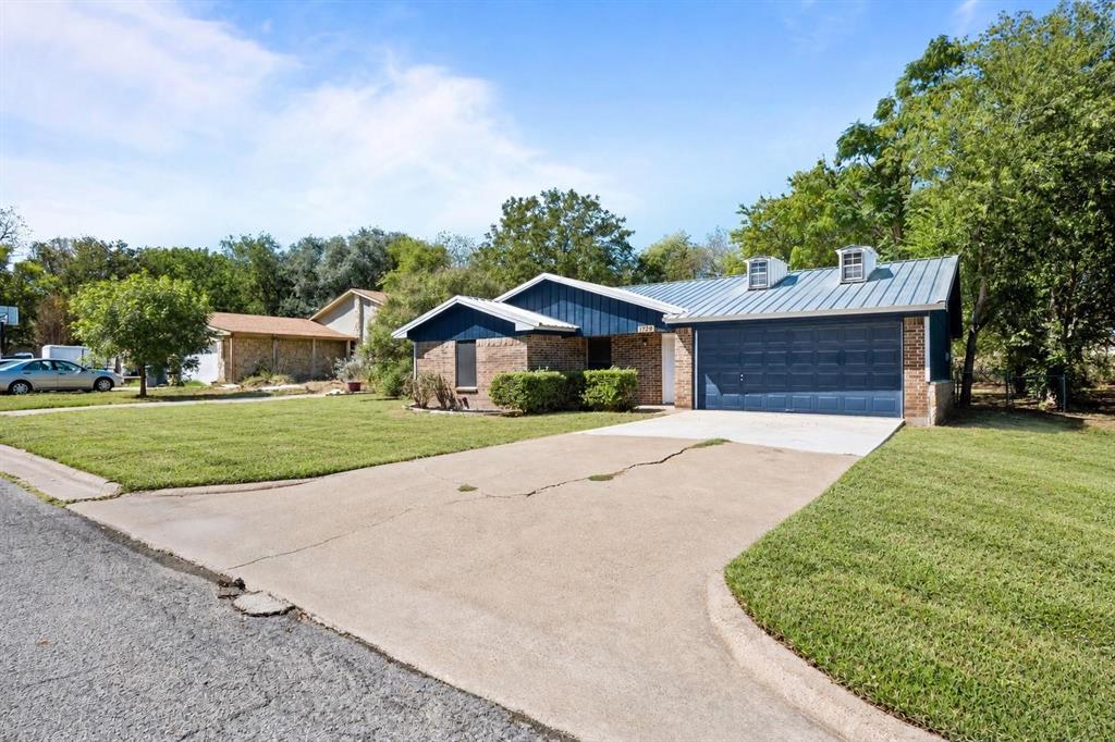 1729 W Doyle Street, Granbury, TX 76048