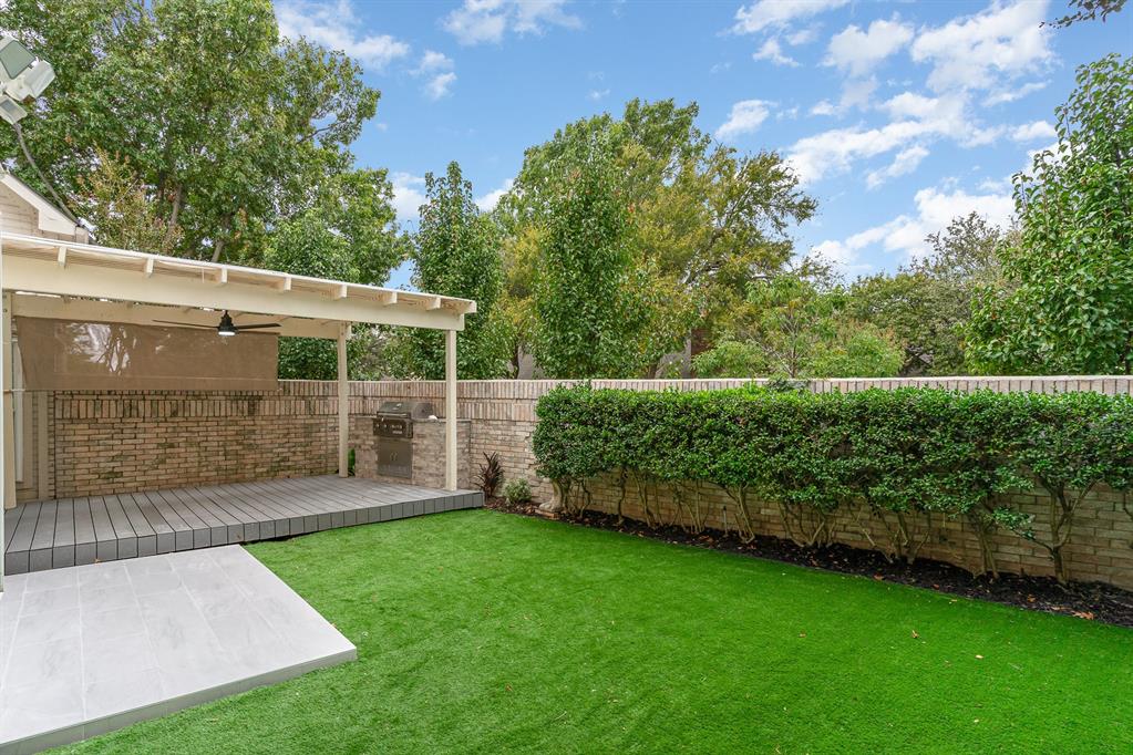 View of yard featuring ceiling fan