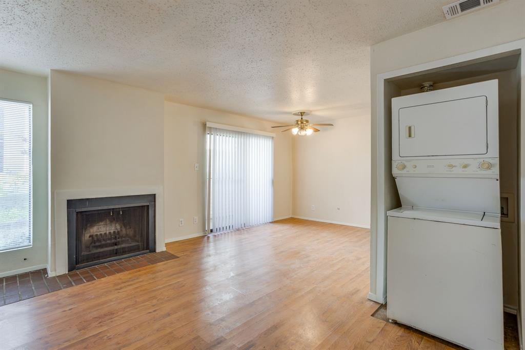 Fireplace, in unit w/d