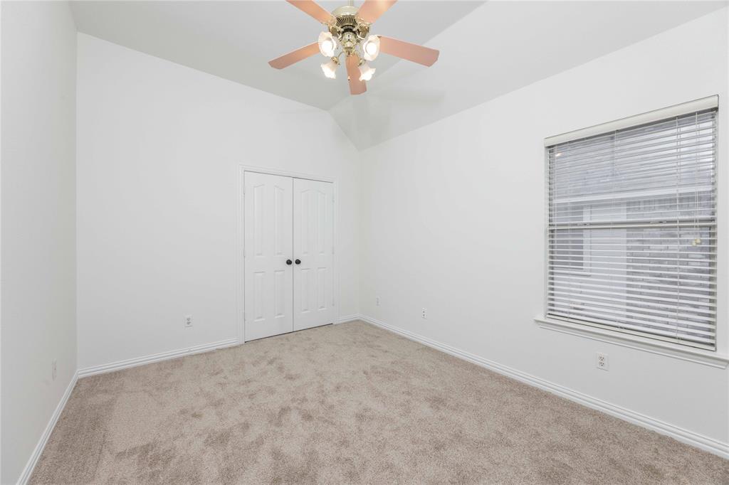 Vaulted ceiling with a ceiling fan