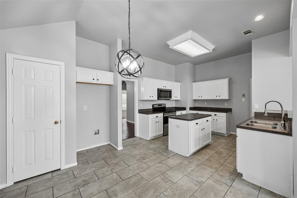 616 Kari Anne Lane, DeSoto, TX 75115