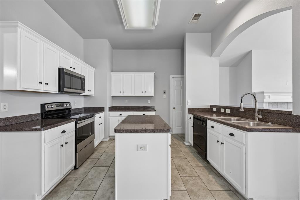 616 Kari Anne Lane, DeSoto, TX 75115