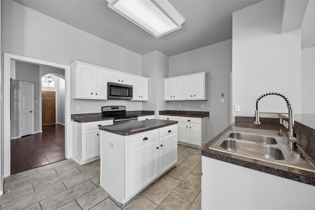 616 Kari Anne Lane, DeSoto, TX 75115