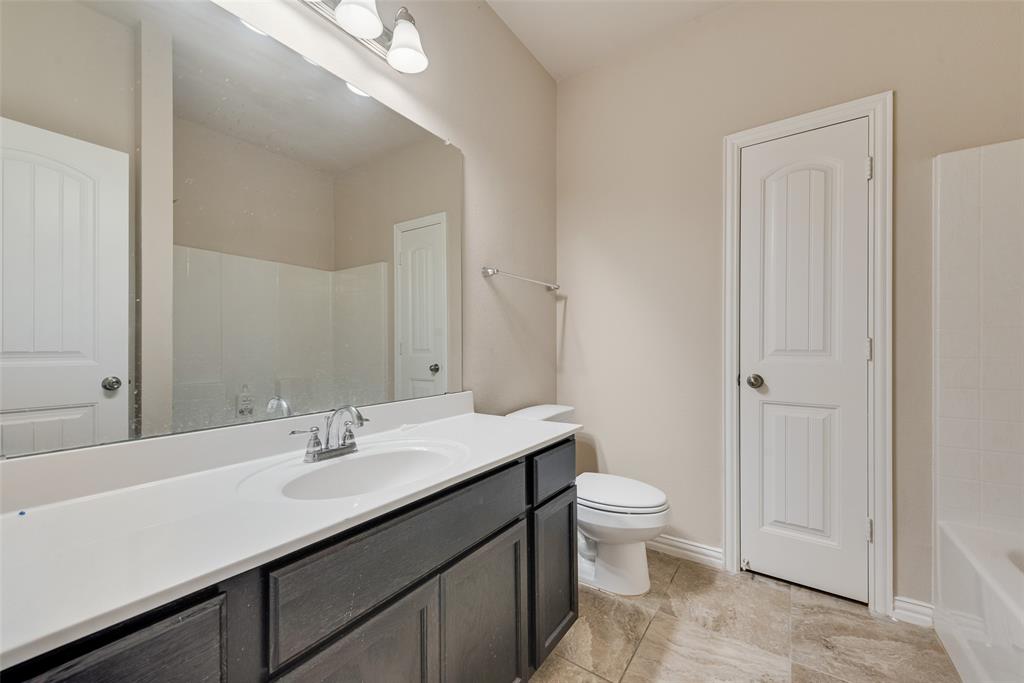 Neutral wall color complemented by light-toned floor tiling