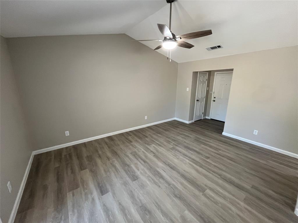Vaulted ceiling with a ceiling fan