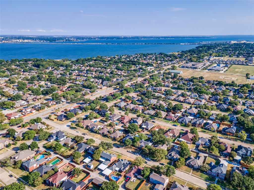 5 minutes from Sapphire Bay Marina and Lake Ray Hubbard