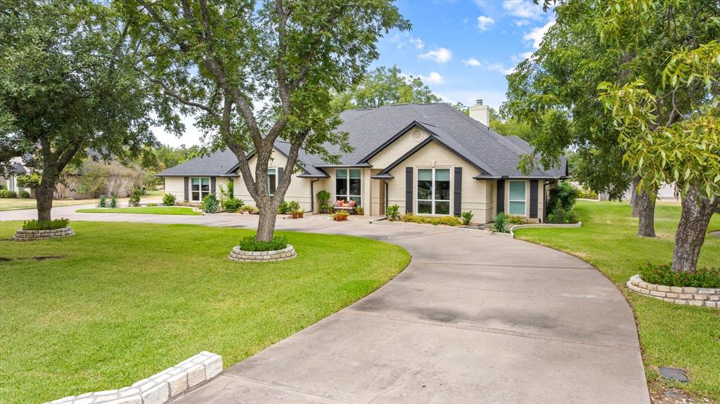 Large Circle Driveway that Offers Abundant Parking for Guests. Large Circle Driveway that Offers Abundant Parking for Guests.