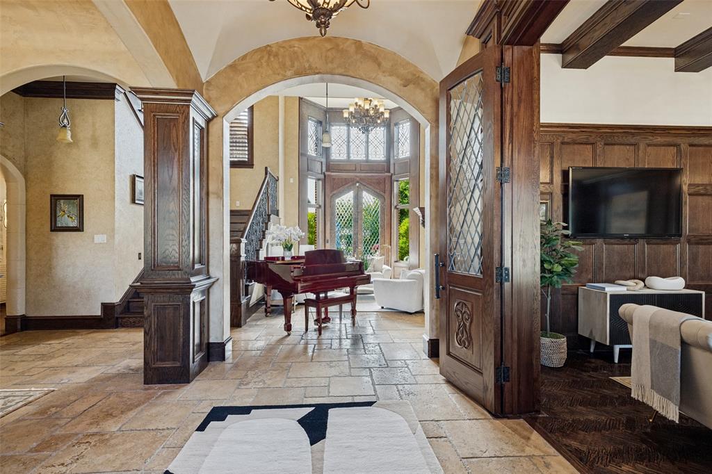 Entry to living Entry to living