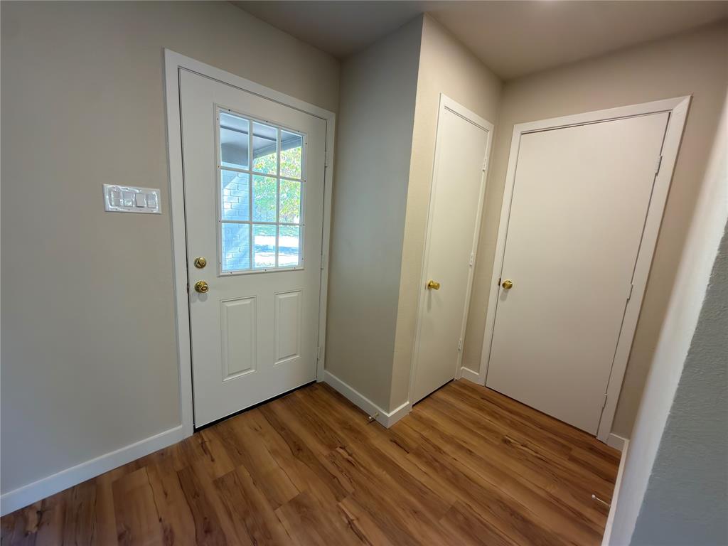 Wood-finish flooring with neutral wall paint