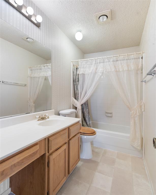 Guest bathroom.