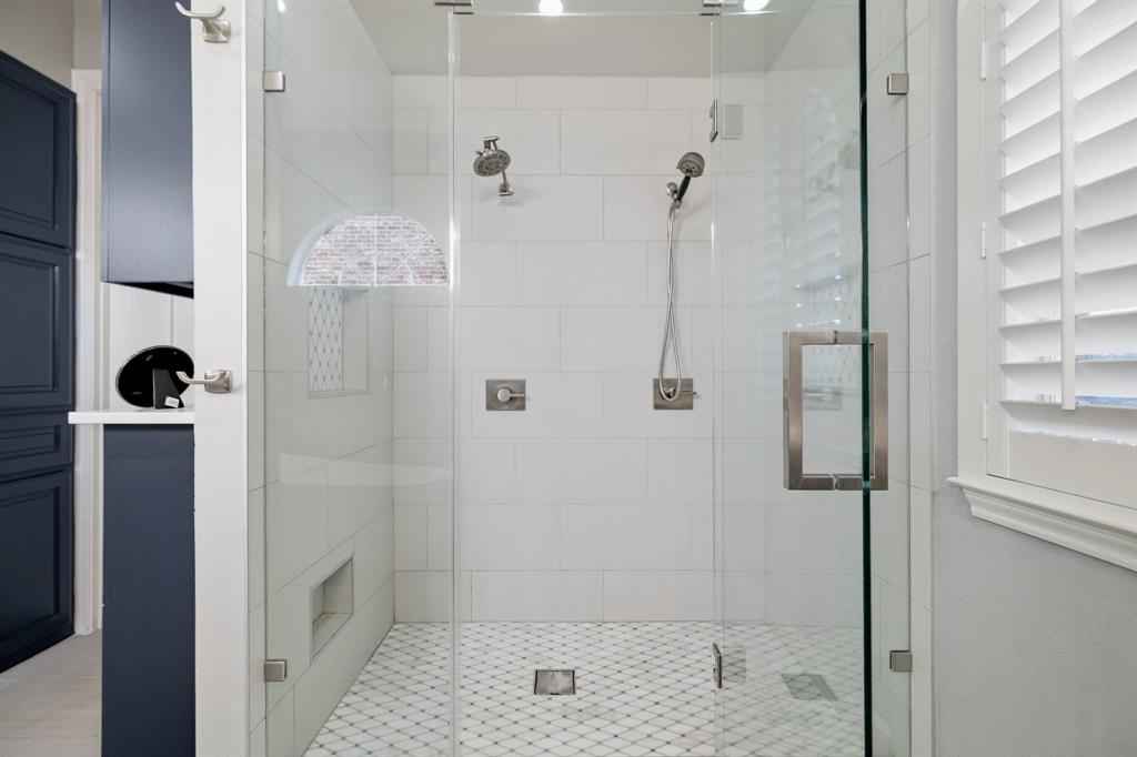 Oversized shower with dual shower heads & toiletries niches