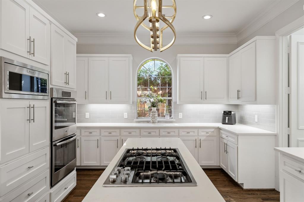 Spacious island with Jenn-Air gas cooktop.