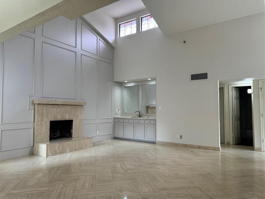Spacious living with vaulter ceiling Spacious living with vaulter ceiling