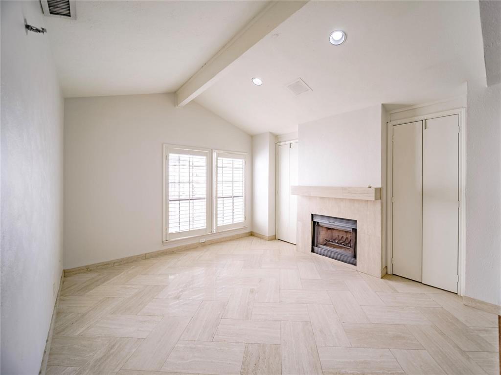 Upstairs primary suite with flex space